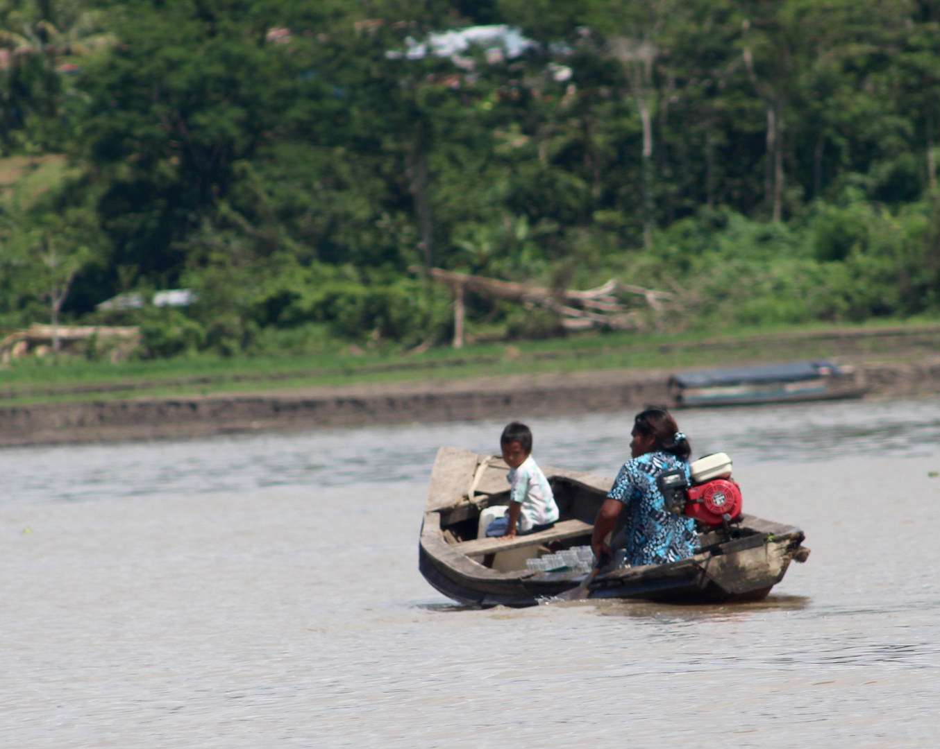 Madre e hijo navegando en el Amazonas