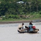 Madre e hijo navegando en el Amazonas