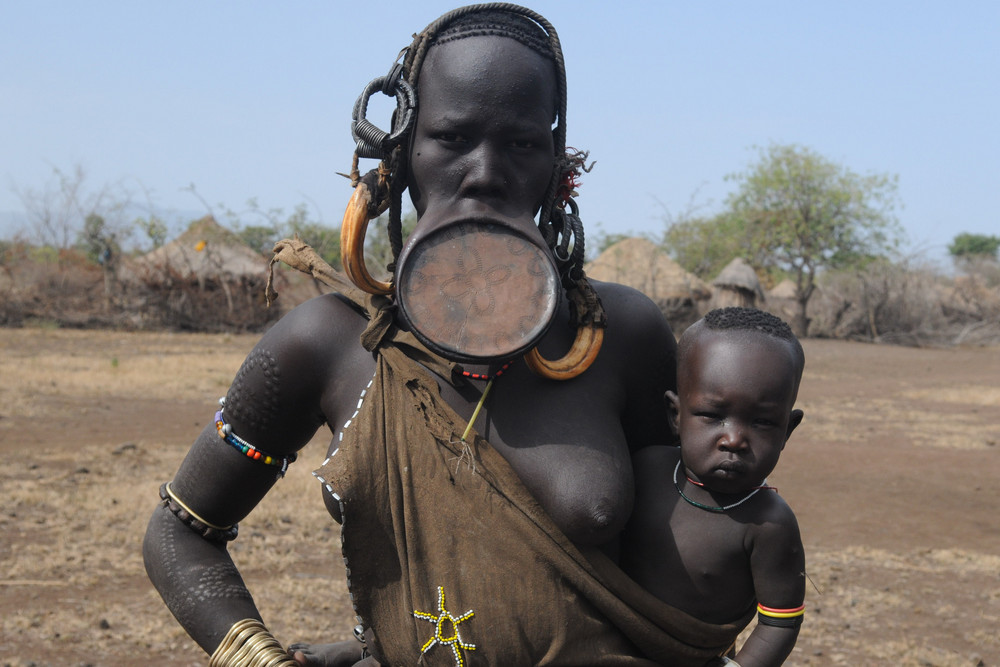 Madre Mursi con su hijo.