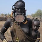 Madre Mursi con su hijo.