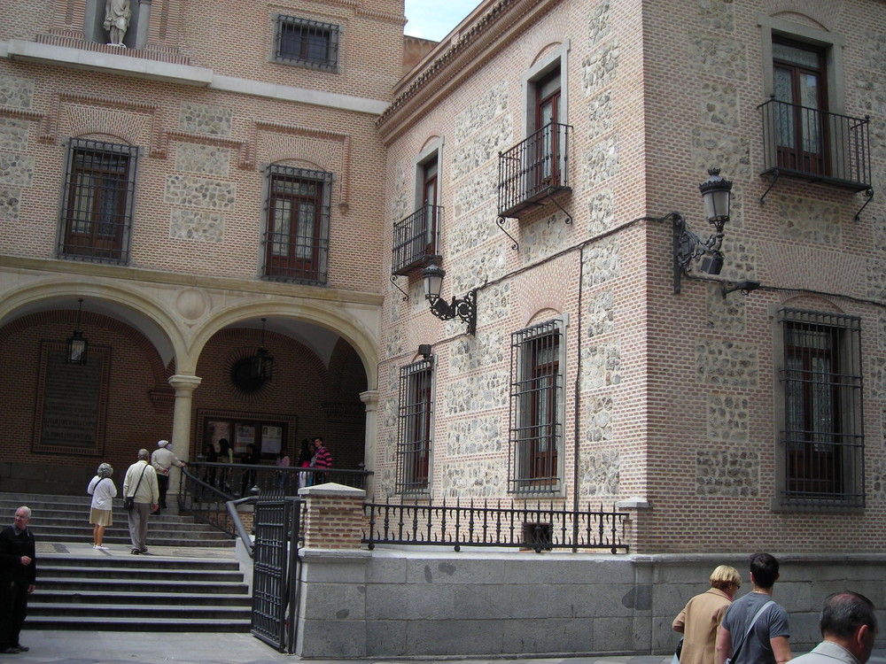 MADRID - entrée d"une église dans la vieille ville