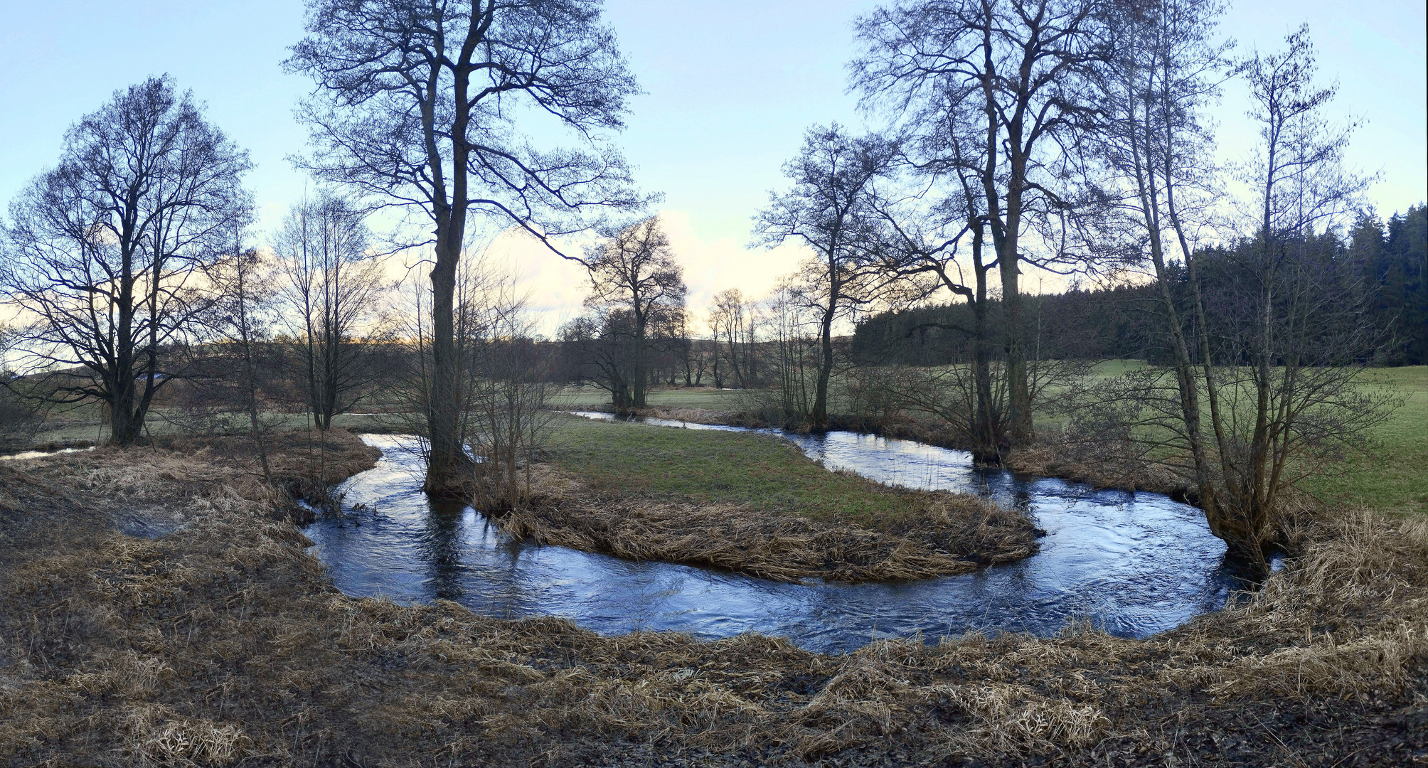 Mäandernder Flußlauf im Frankenwald