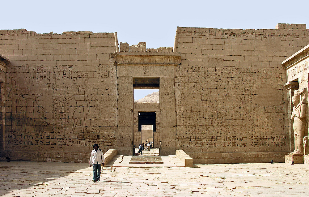 Mächtig erheben sich die Reste des 2. Pylons vom ersten Hof in Medinet Habu empor…