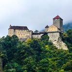 Mächtig thront sie über dem Etschtal