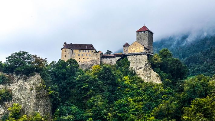 Mächtig thront sie über dem Etschtal