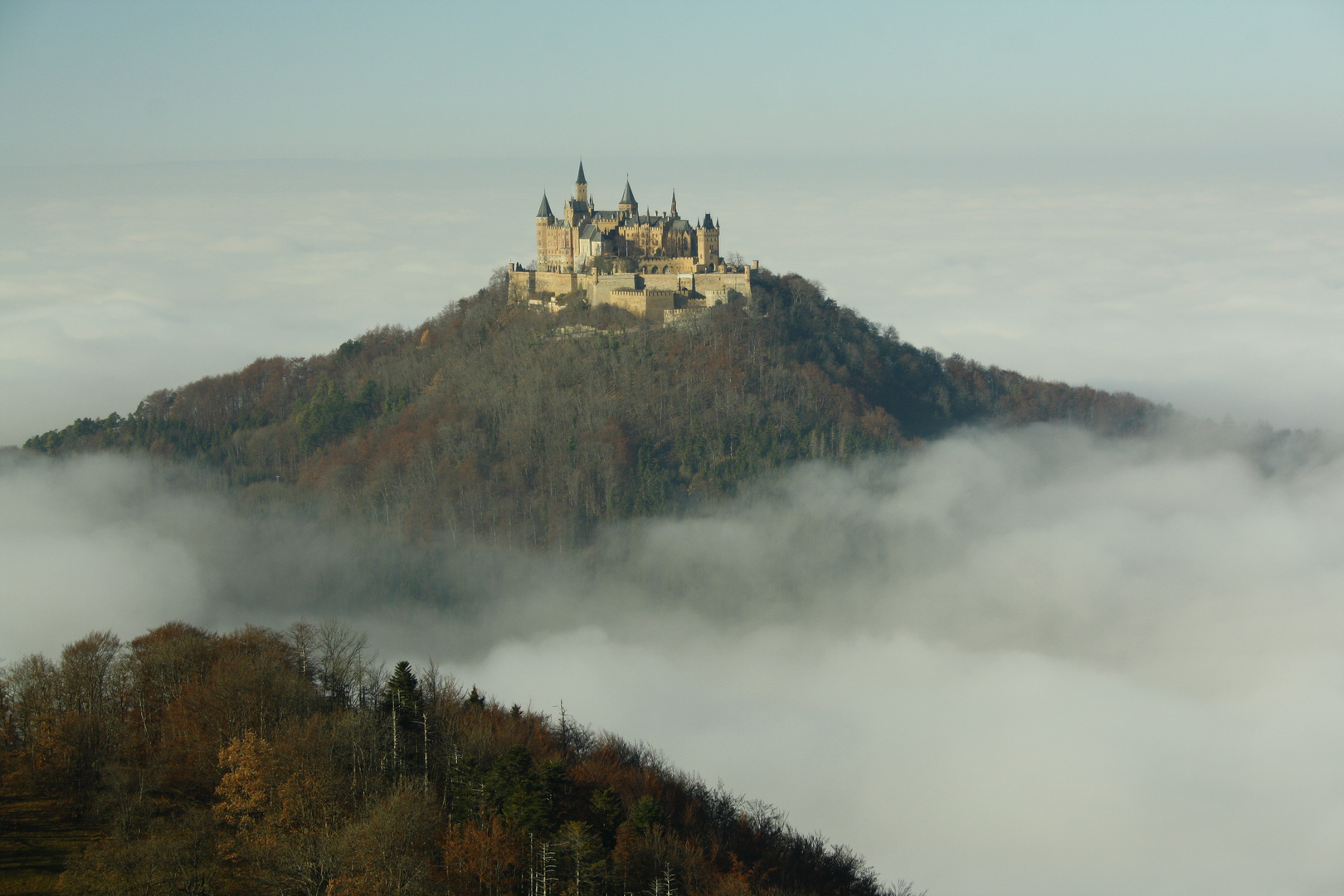 Mächtige Burg Hohenzollern erhebt sich erhaben aus dem Nebel Foto