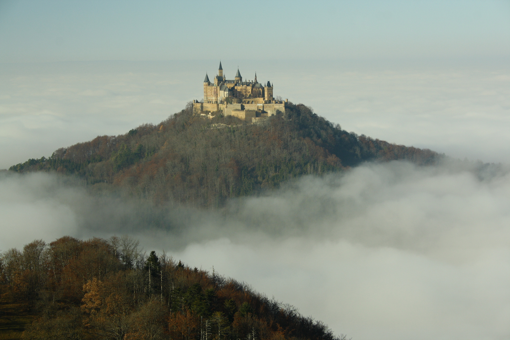 Mächtige Burg Hohenzollern erhebt sich erhaben aus dem Nebel