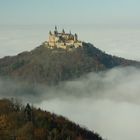 Mächtige Burg Hohenzollern erhebt sich erhaben aus dem Nebel