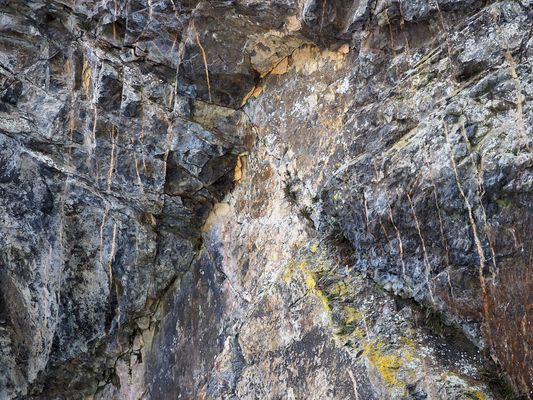 Mächtige Felswand mit Eis und Flechten ...