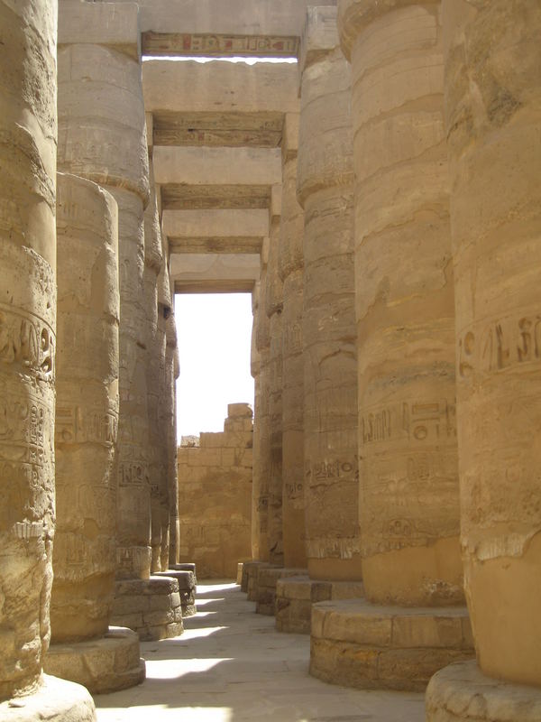 Mächtige Säulen im Karnaktempel /Powerful pillars in the karnak temple