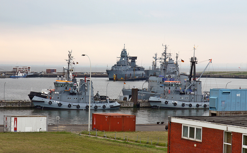 Mächtige Schiffe befinden sich im Marinehafen von Wilhelmshaven...