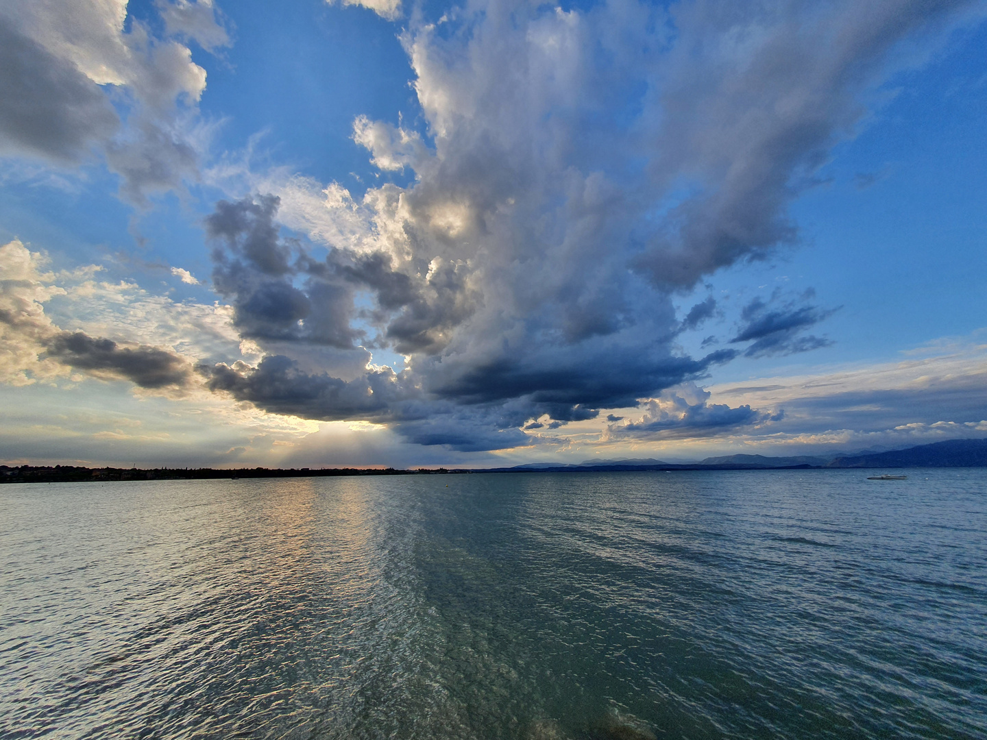 "Mächtige Wolken über dem See"