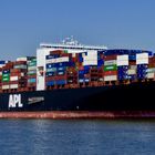 Mächtiger Containerfrachter APL LION CITY auf der Elbe in Hamburg