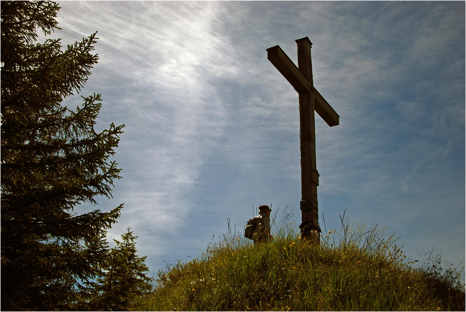 Mächtiges Kreuz auf kleinem Gipfel