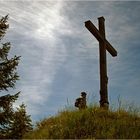 Mächtiges Kreuz auf kleinem Gipfel