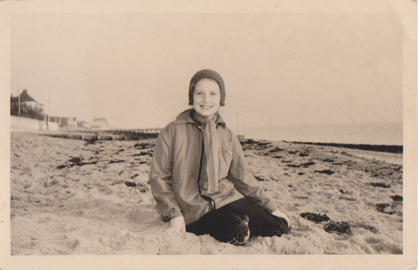 Mädchen, 1960 am Elbstrand vor Blankenese