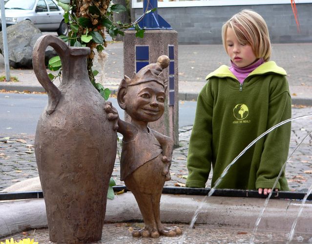 Mädchen am Brunnen