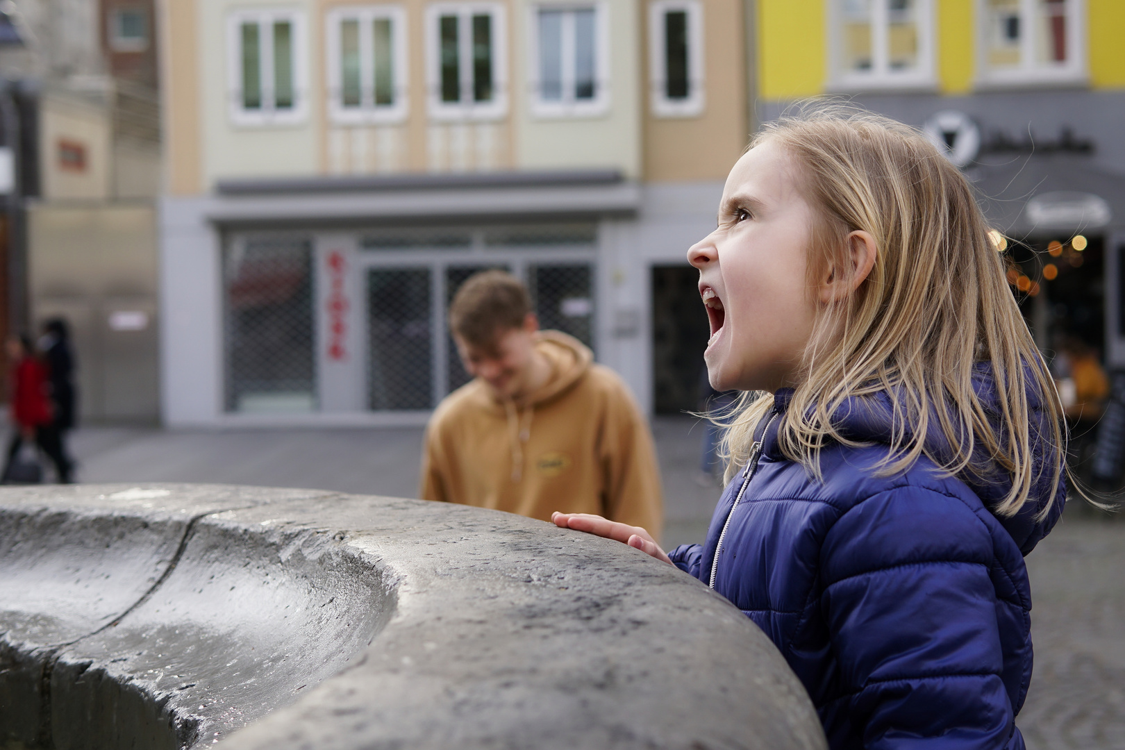 Mädchen am Brunnen