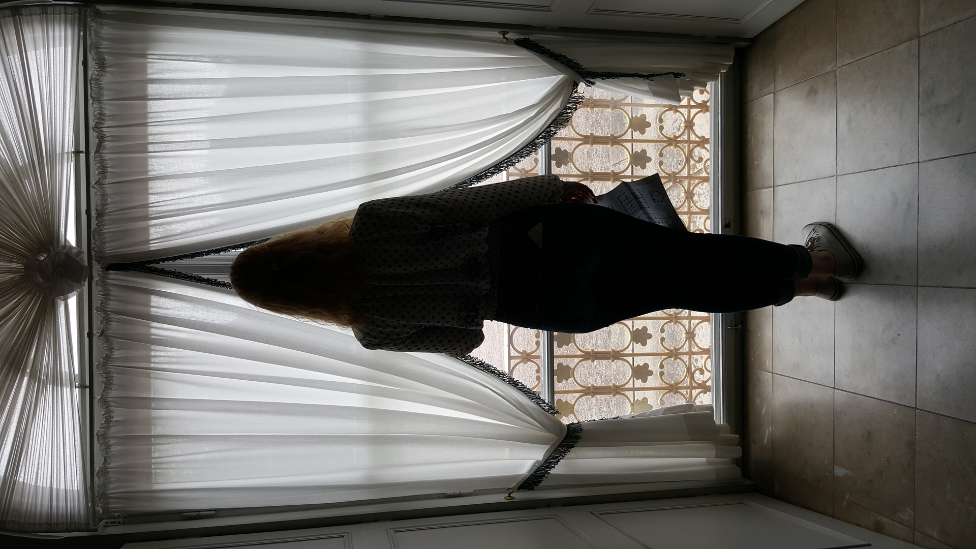 Mädchen am Fenster Foto & Bild urlaub, fenster, portrait