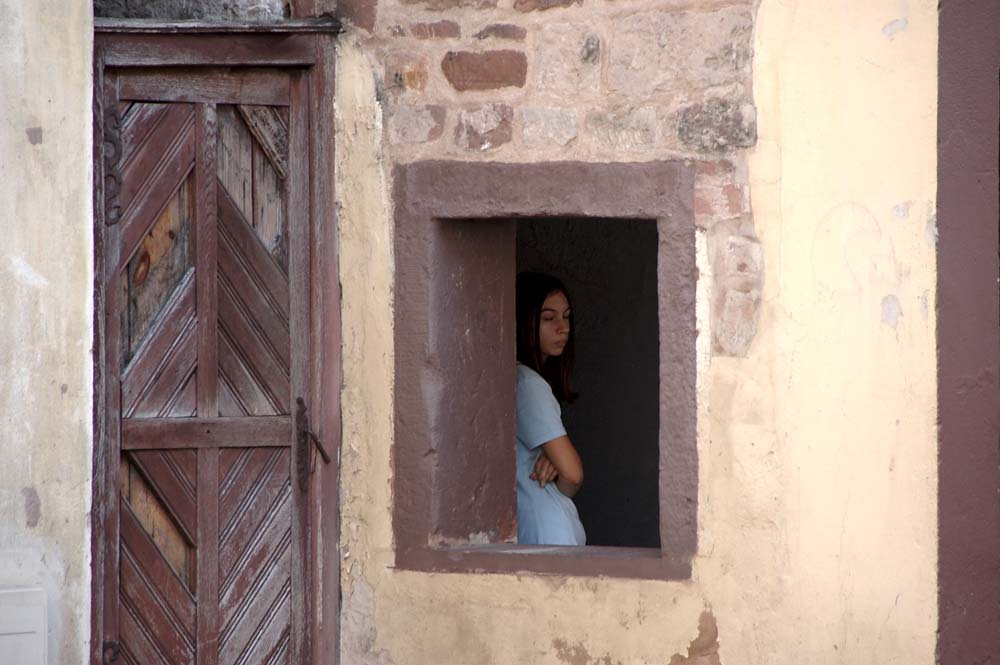 Mädchen am Fenster