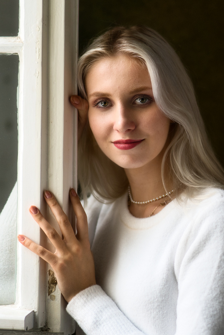 Mädchen am Fenster