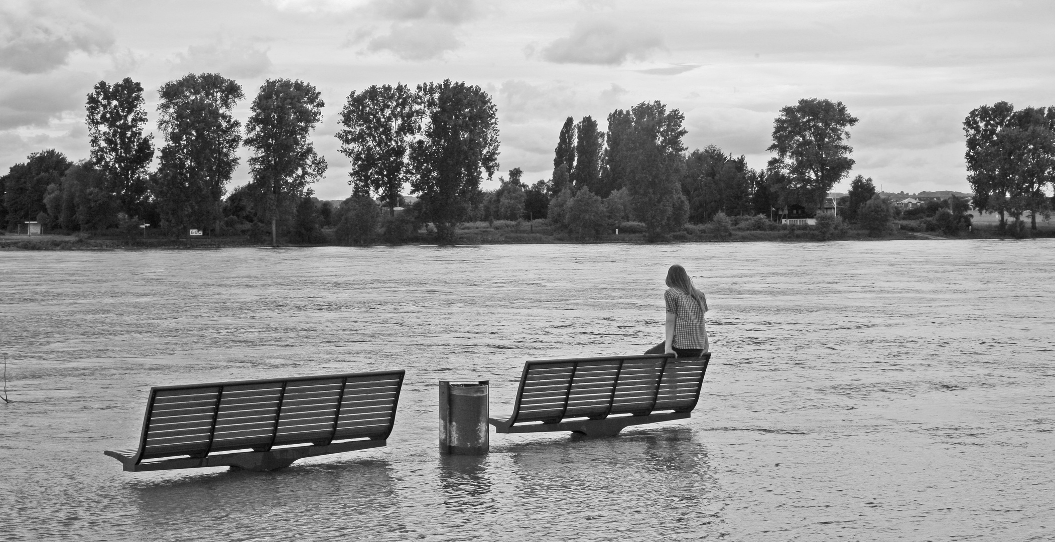 Mädchen am Fluß