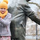 Mädchen am Geldbrunnen Kreislauf des Geldes in Aachen