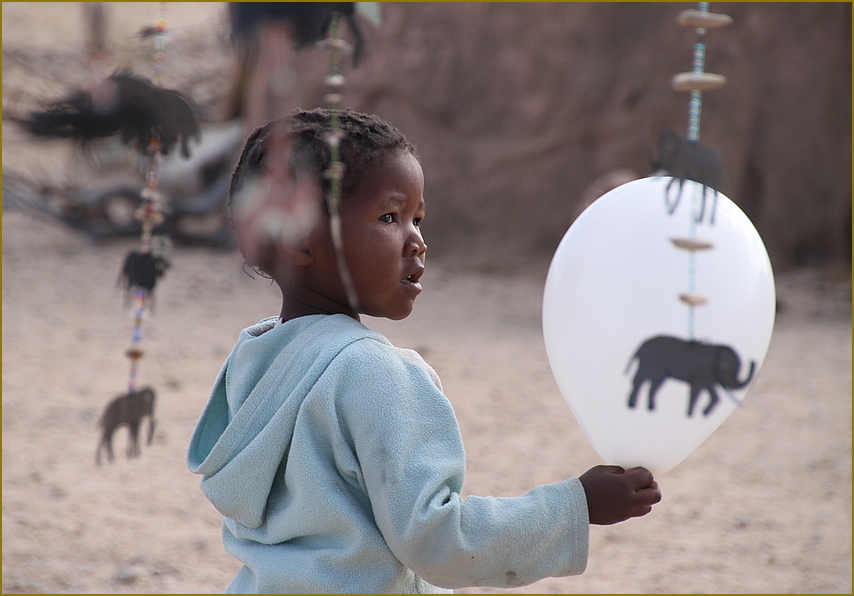 Maedchen am Souvenirstand ... in Namibia