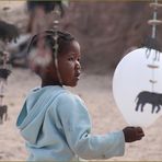 Maedchen am Souvenirstand ... in Namibia