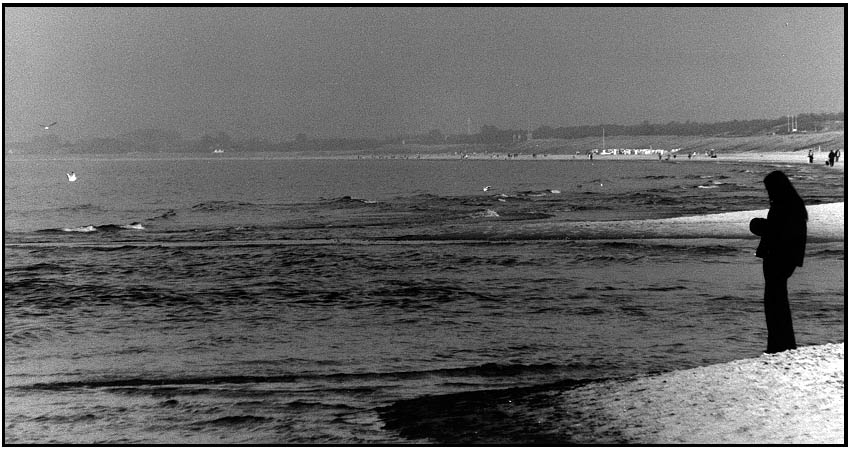 Mädchen am Strand vor See