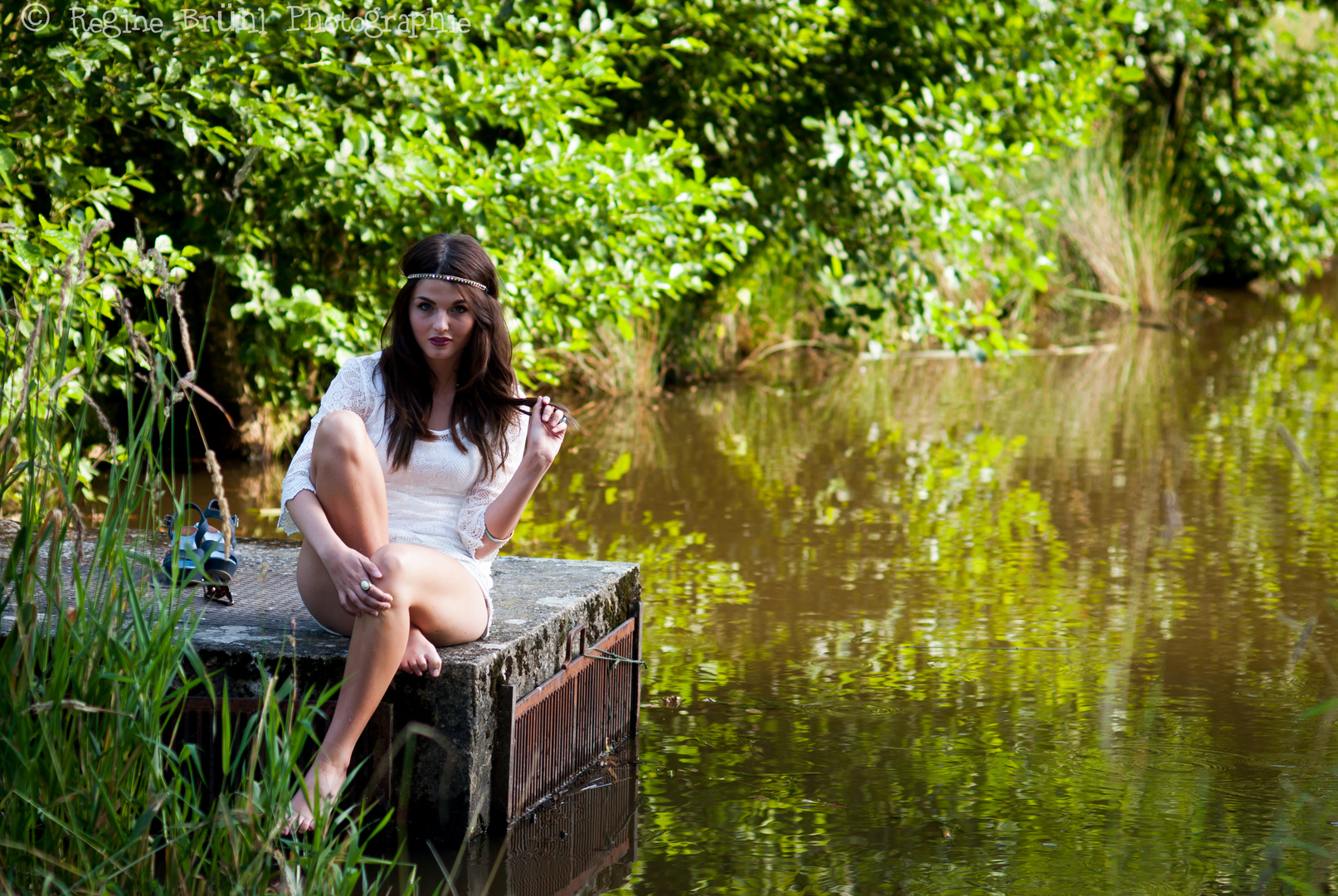 Mädchen am Teich