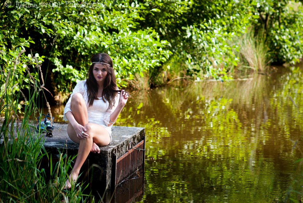 Mädchen am Teich II