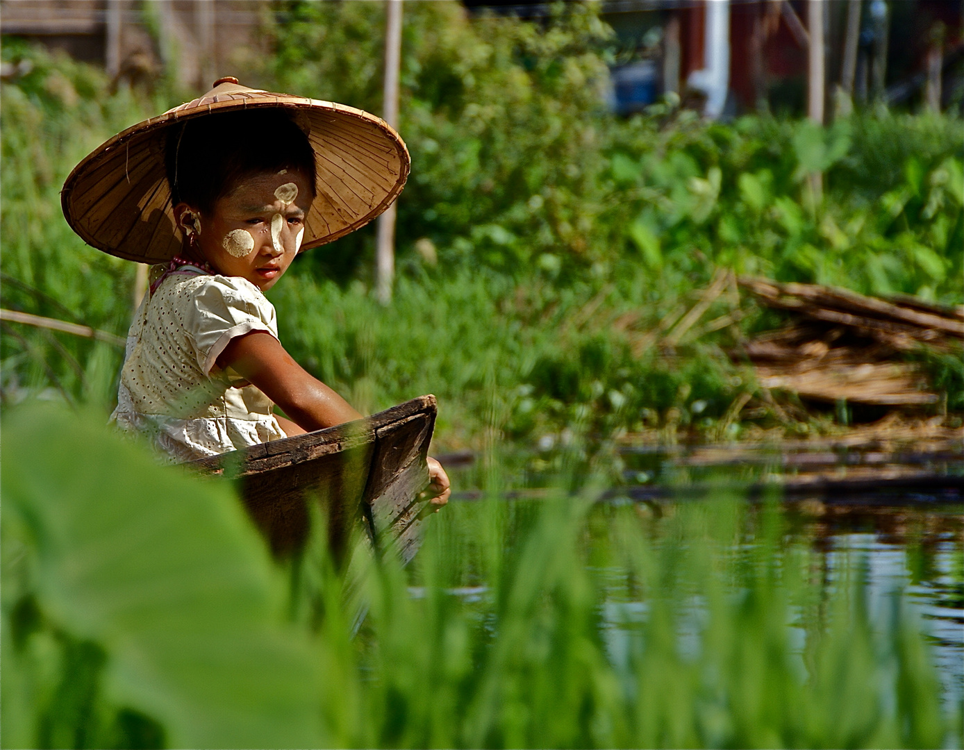 mädchen am wasser, inle see, burma 2011