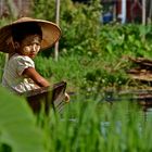 mädchen am wasser, inle see, burma 2011