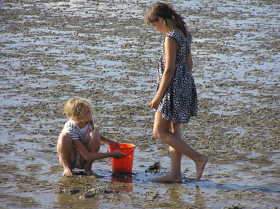 Mädchen am  Wattenmeer