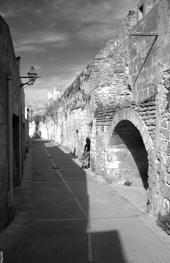 Mädchen an Stadtmauer...