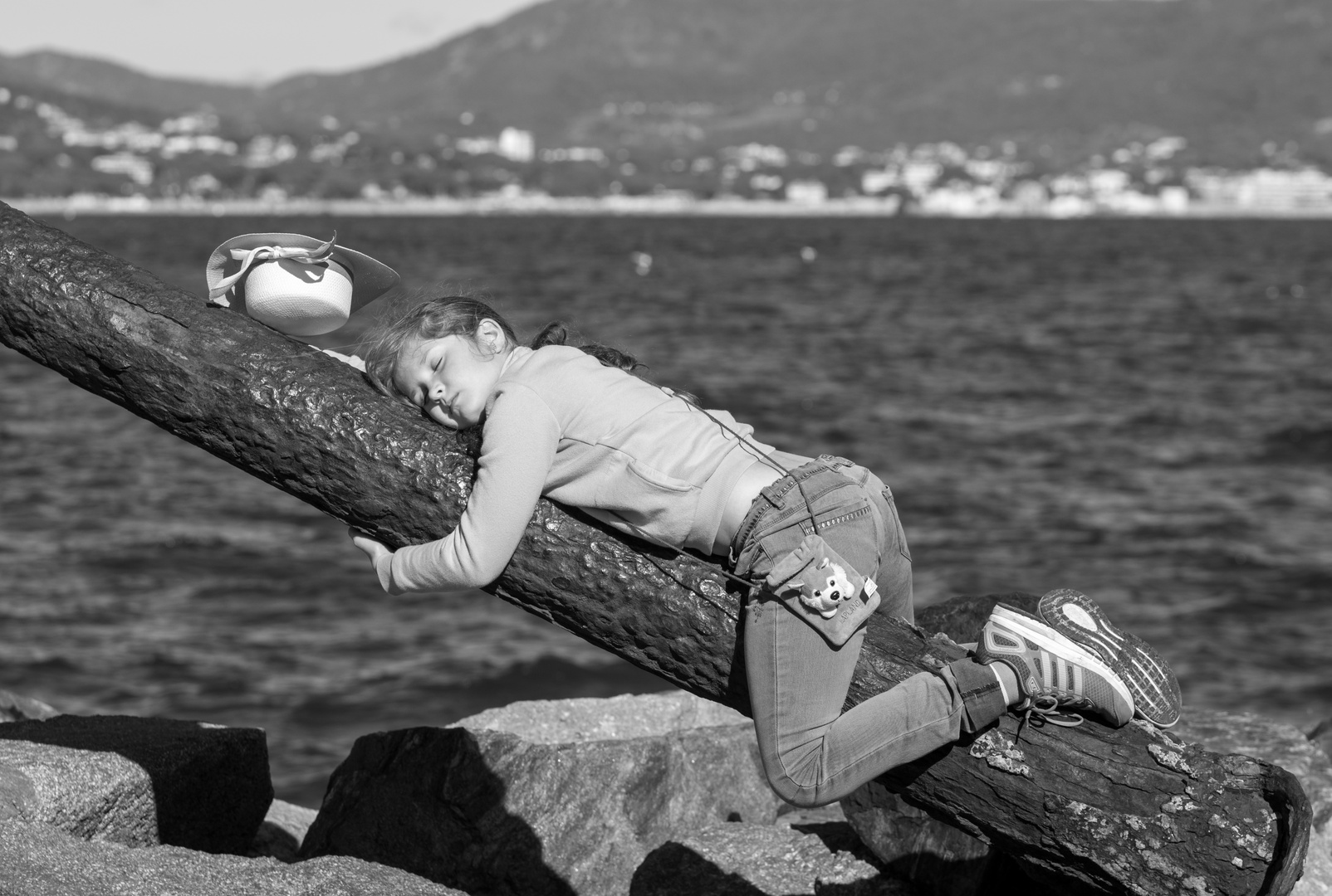 Mädchen auf altem Anker in St. Tropez