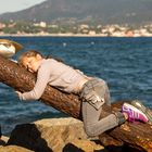 Mädchen auf altem Anker in St. Tropez