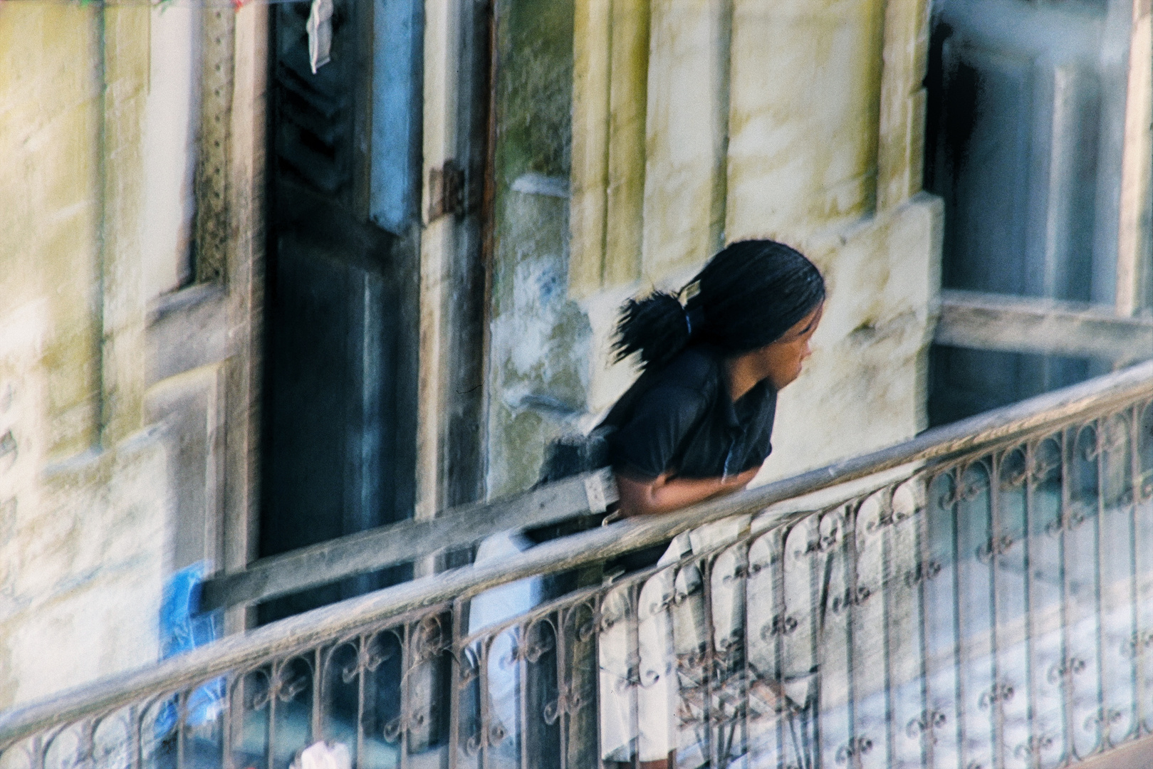 Maedchen auf Balkon