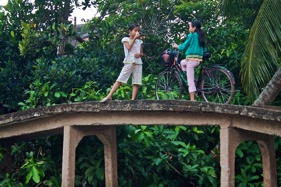 Mädchen auf Brücke am Mekong