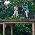 Mädchen auf Brücke am Mekong