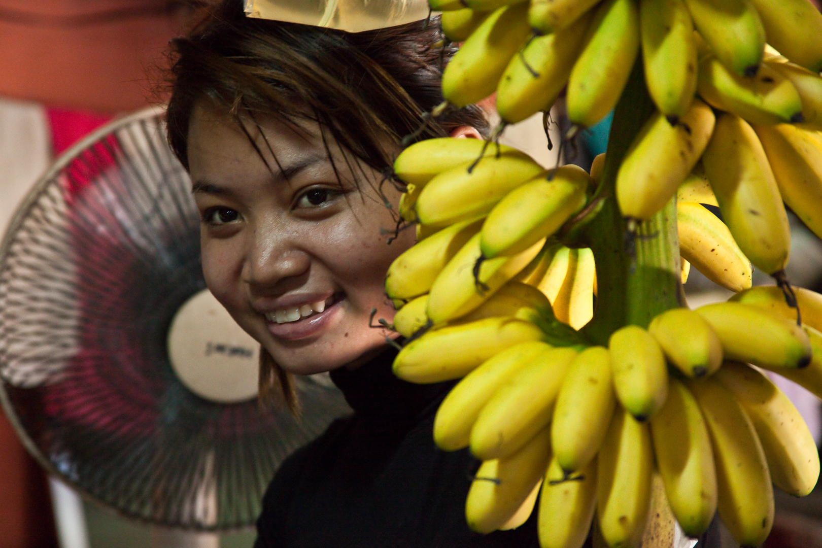 Mädchen auf dem Psar Tuol Tom Pong, Phnom Penh, Kambodscha