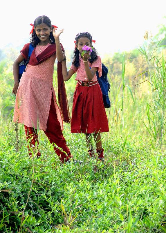 Mädchen auf dem Schulweg entlang den Backwaters in Kerala