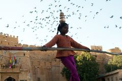Mädchen auf dem Seil in Jaisalmer - Indien