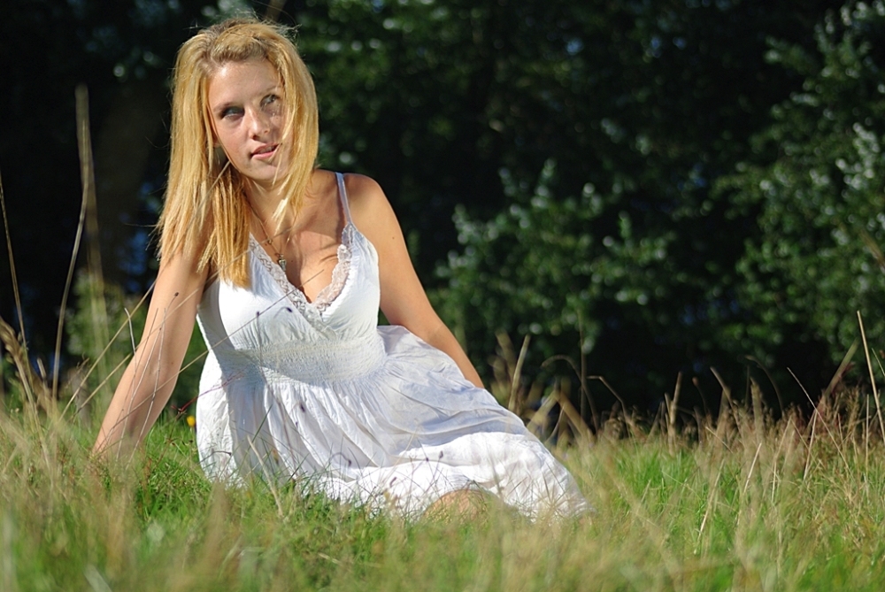 Mädchen auf der Wiese und am See 9 Foto & Bild portrait, portrait