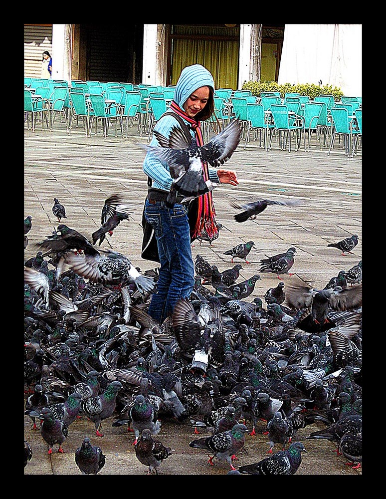 MÄDCHEN AUF MARKUSPLATZ