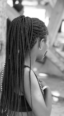 Mädchen bei einer Musikveranstaltung