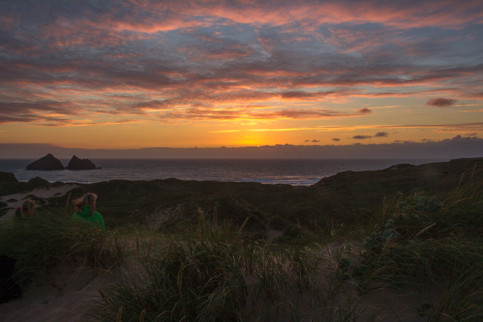 Mädchen bei Sonnenuntergang in der Holywell Bay