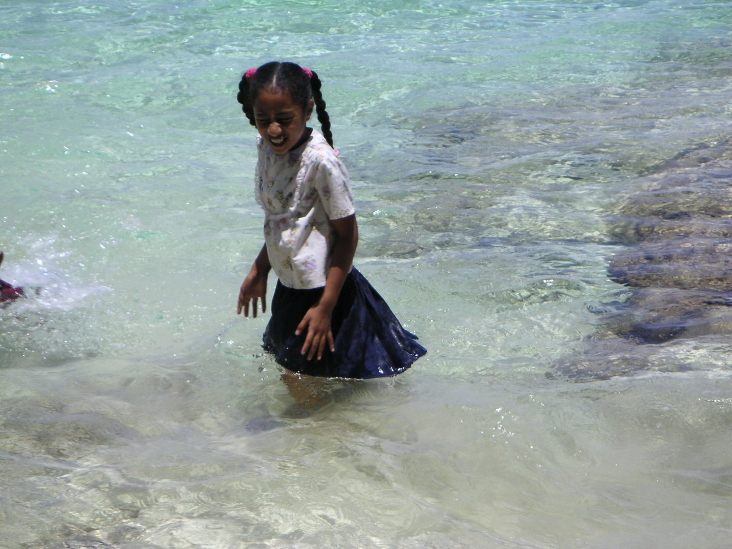 Mädchen beim Baden - Tonga