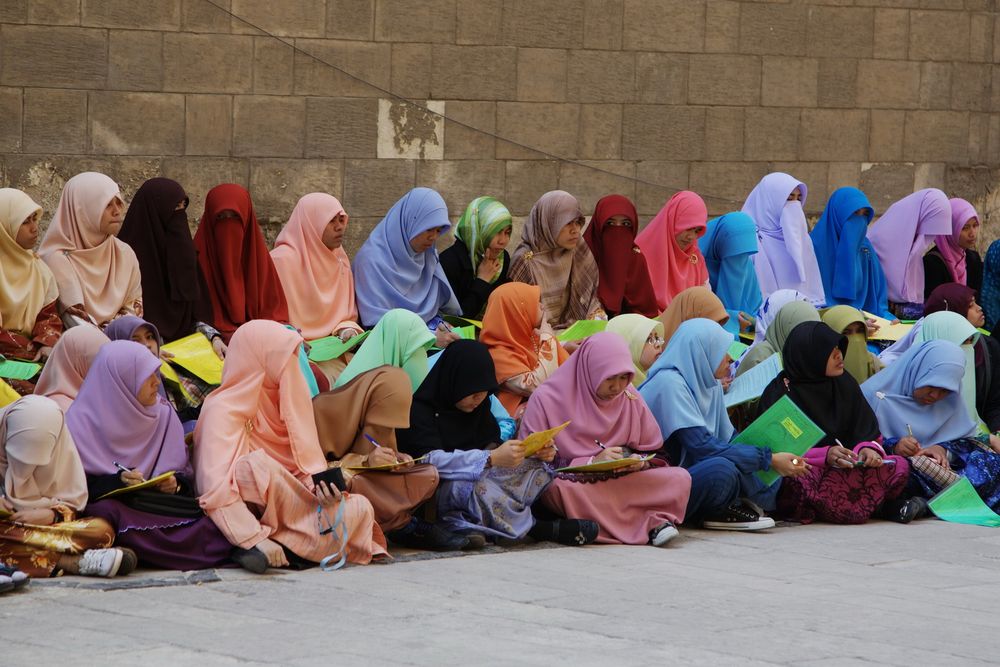 Mädchen einer Koran-Schule vor der Sultan-Hassan-Moschee, Kairo, Ägypten